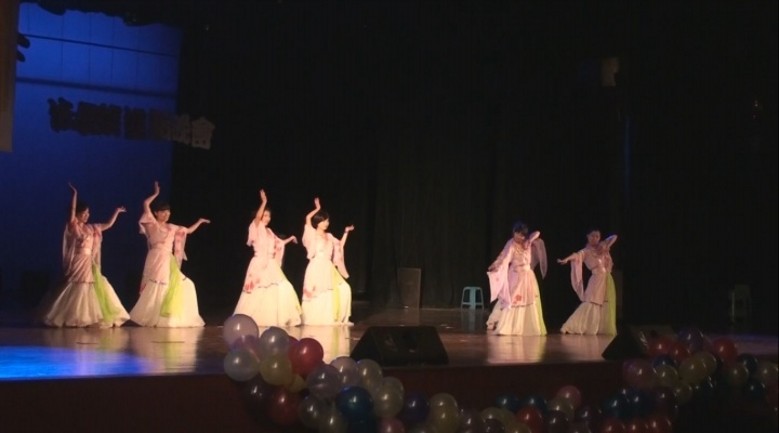 轻盈曼妙的舞姿演绎着两千多年前的神话