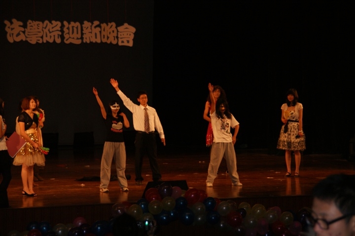 《非诚勿扰》中“男嘉宾”的另类舞蹈引得台下尖声不断……