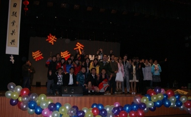 晚会圆满结束，工作人员激动不已