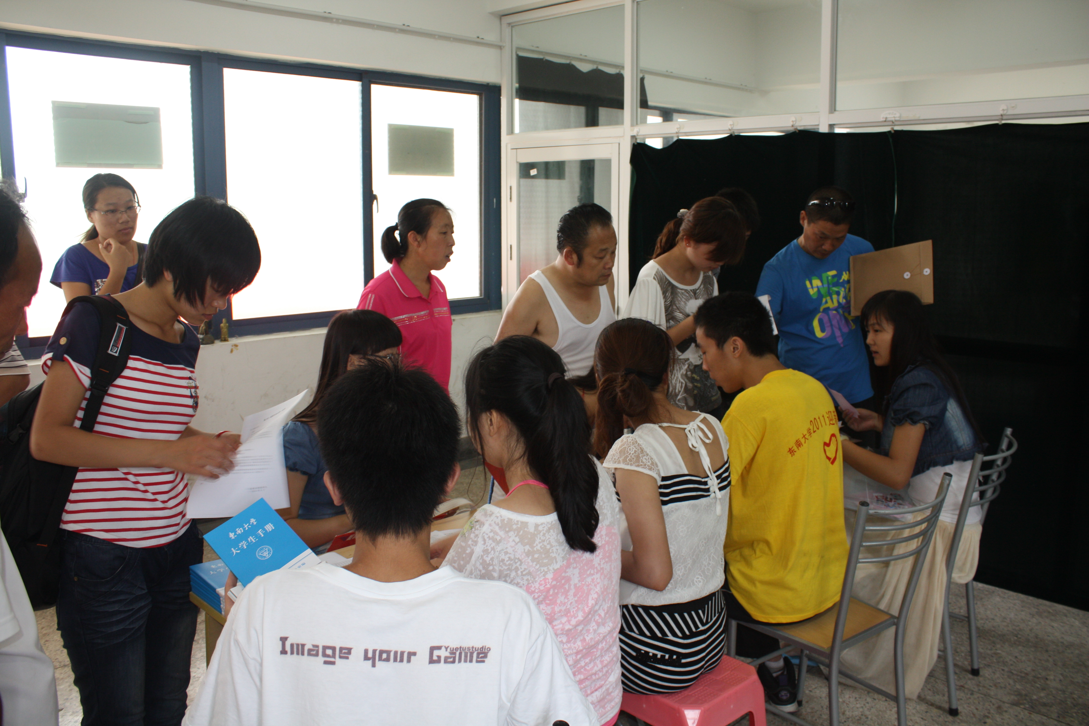 大二志愿者为2011级本科新生办理报到手续